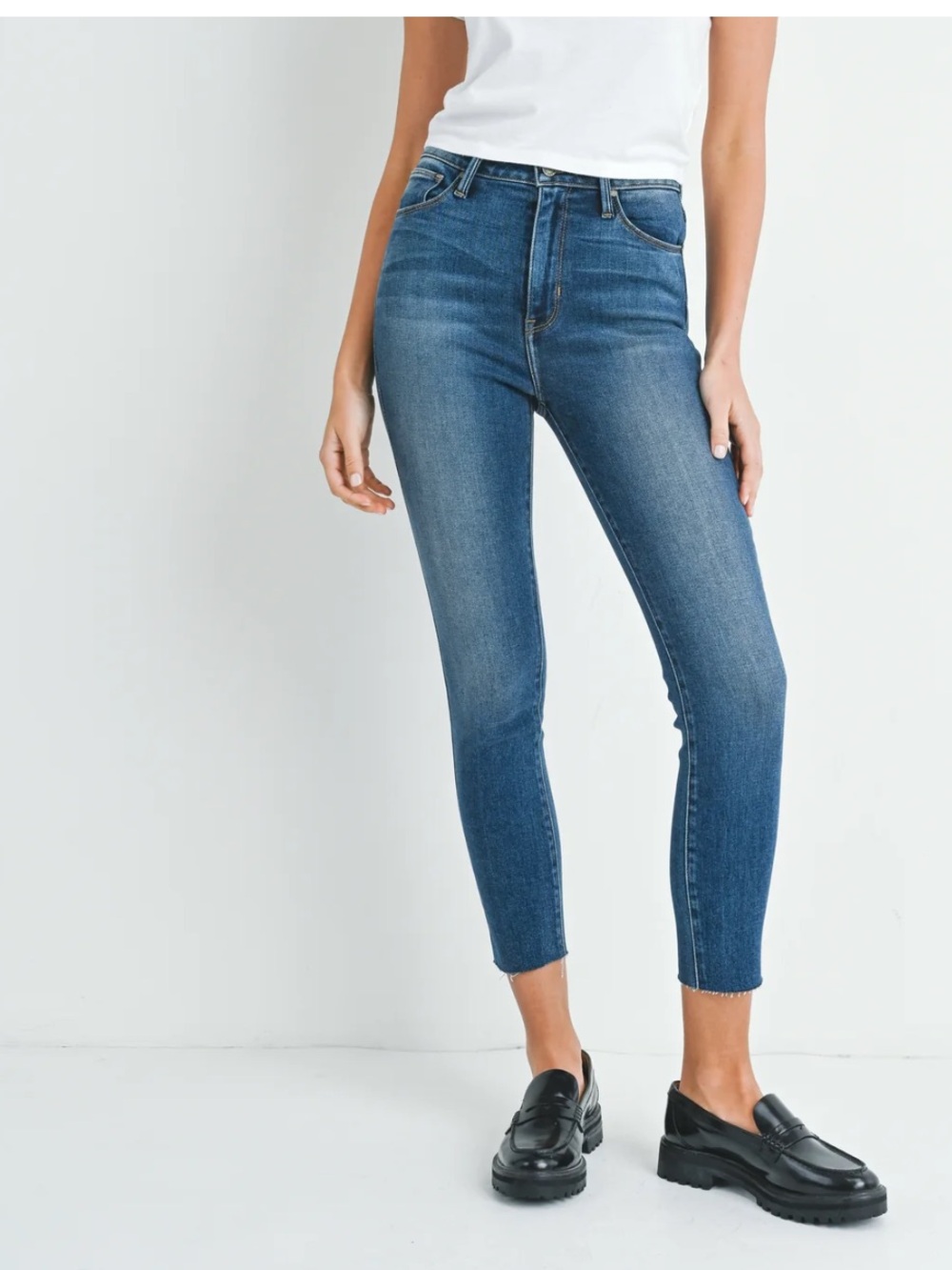 Just Black womens Slim Jeans in Medium Blue Wash size 31 crop midrise